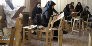 تصویر 1: دانشجو محوری به معنای تعامل فعال استاد و دانشجویان است. منبع: ایسنا، 1399